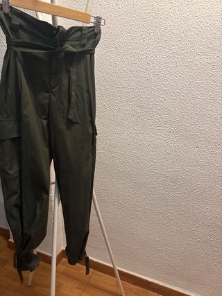 Pantalones cargo negros con cinturón