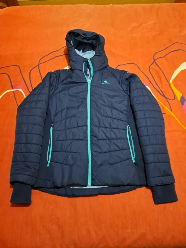 Chaqueta acolchada azul con cremallera