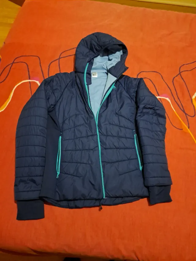 Chaqueta acolchada azul con cremallera