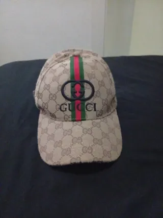 Gorra Gucci Beige con Rayas Verdes y Rojas