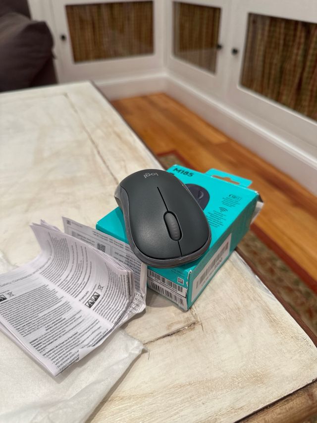 Ratón Logitech M185 - Nuevo en Caja (Negro)