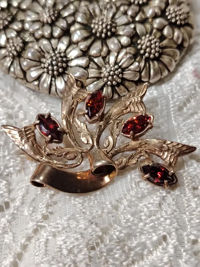 Spilla vintage con pietre rosse