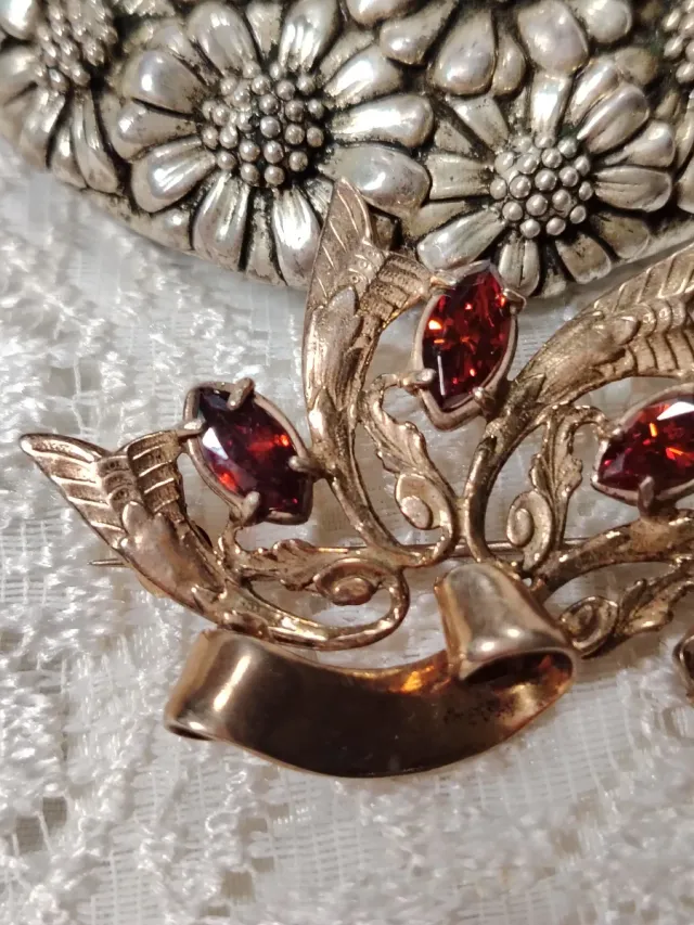 Spilla vintage con pietre rosse