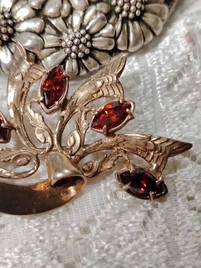 Spilla vintage con pietre rosse