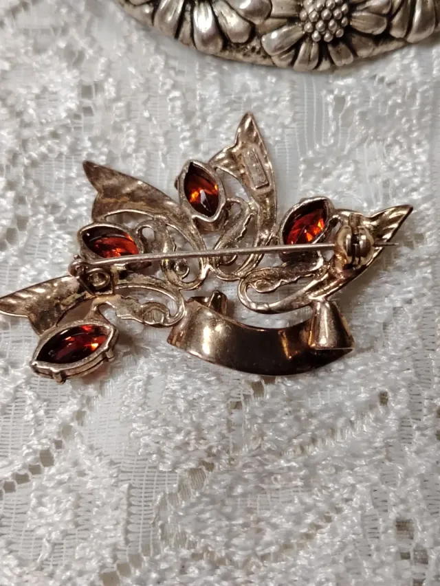 Spilla vintage con pietre rosse