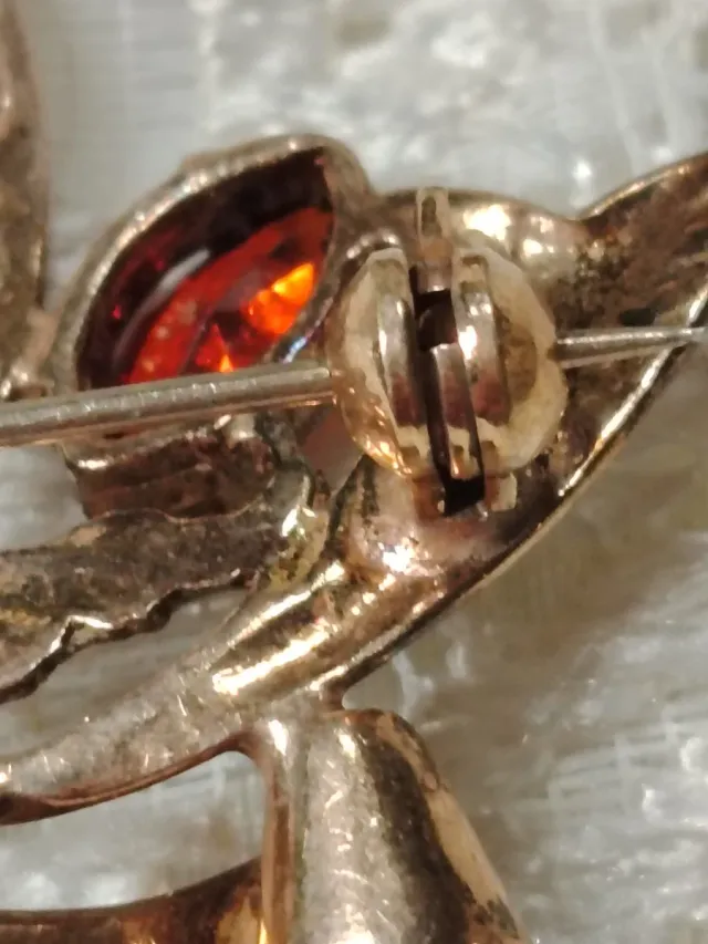 Spilla vintage con pietre rosse