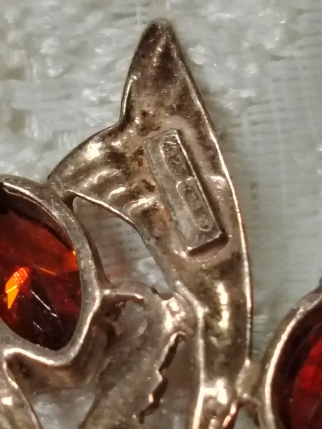 Spilla vintage con pietre rosse