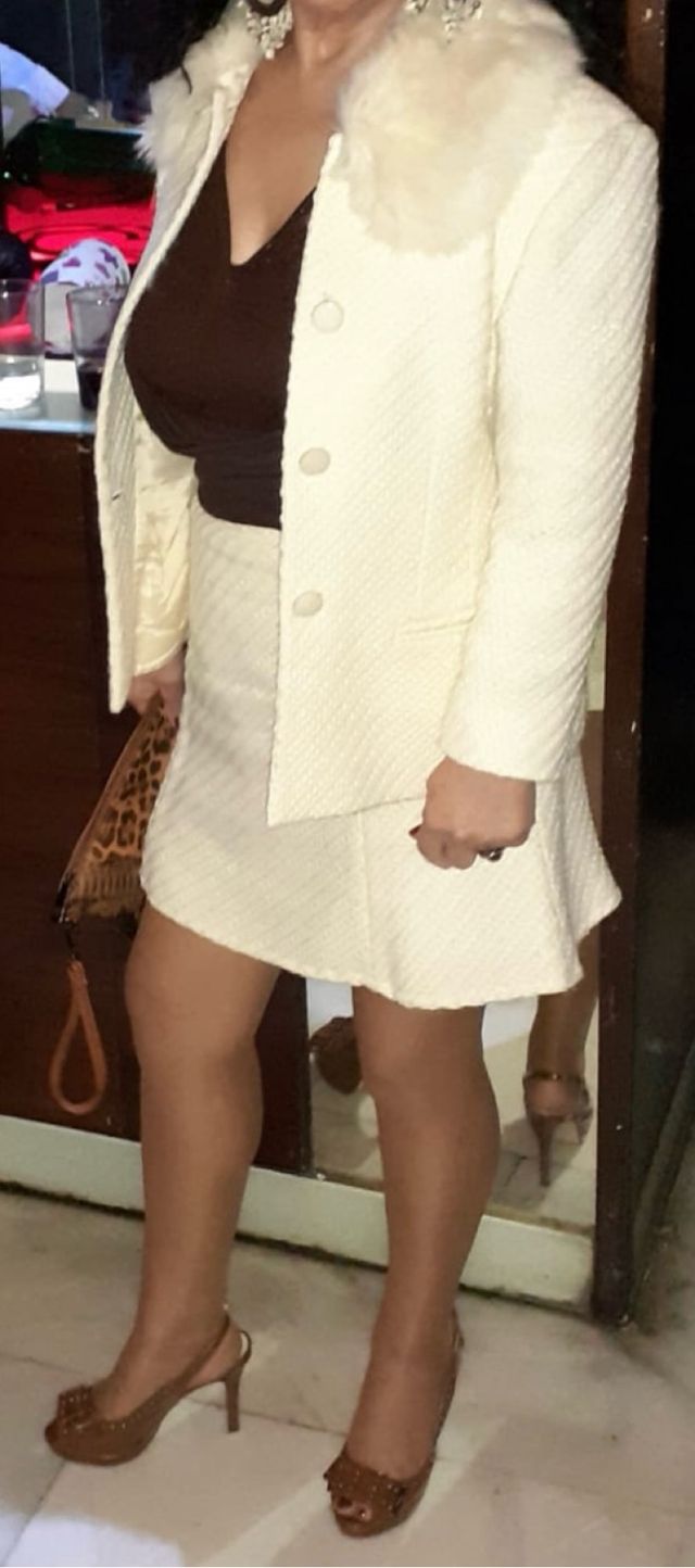 Abito con giacca e gonna beige