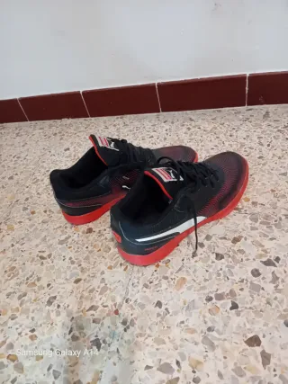 Zapatillas Puma Negras y Rojas