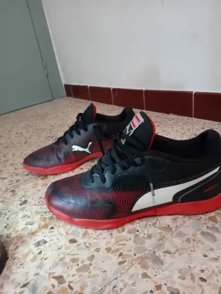 Zapatillas Puma Negras y Rojas