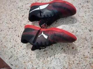 Zapatillas Puma Negras y Rojas