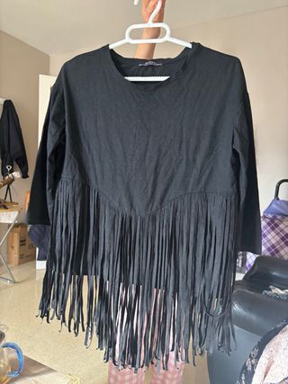 Camisa negra con flecos