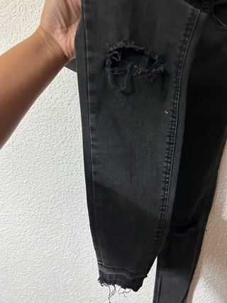 Pantalón mujer negro roto