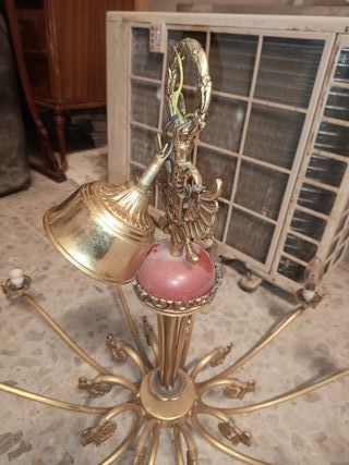 Lámpara de techo dorada con tulipas