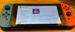 Nintendo Switch en caja con 4 controles