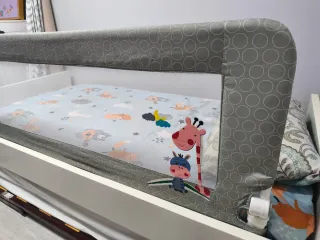 Barrera de cama infantil gris