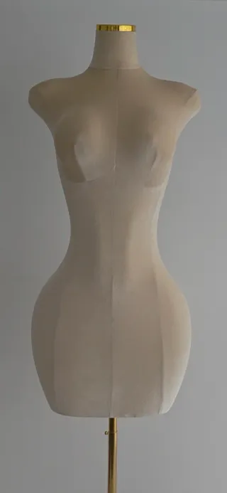 Maniquí curvo con ruedas dorado