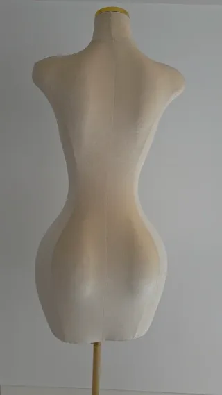 Maniquí curvo con ruedas dorado