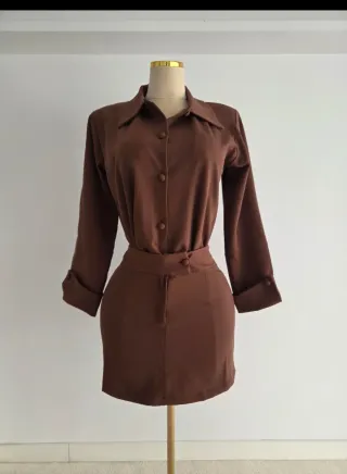 Maniquí curvo con ruedas dorado