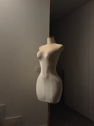 Maniquí curvo con ruedas dorado