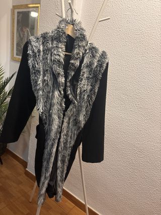 Abrigo negro con pelo gris