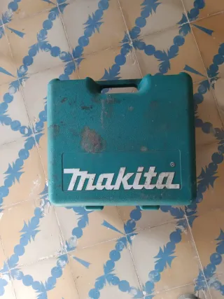 Taladro Makita con cargador y batería