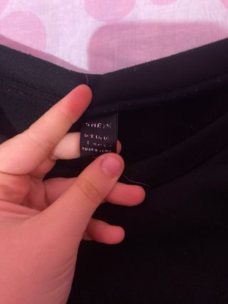 Sudadera negra con mariposa