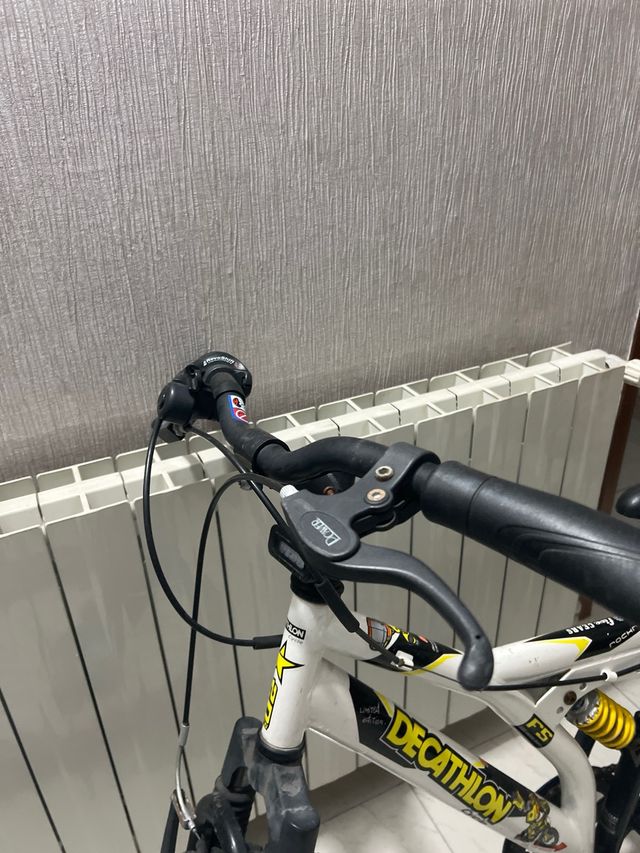 Bicicleta Decathlon Blanca y Negra