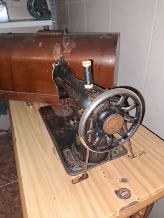 Máquina de coser SINGER antigua