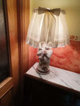 Lámpara de mesa de porcelana con flores