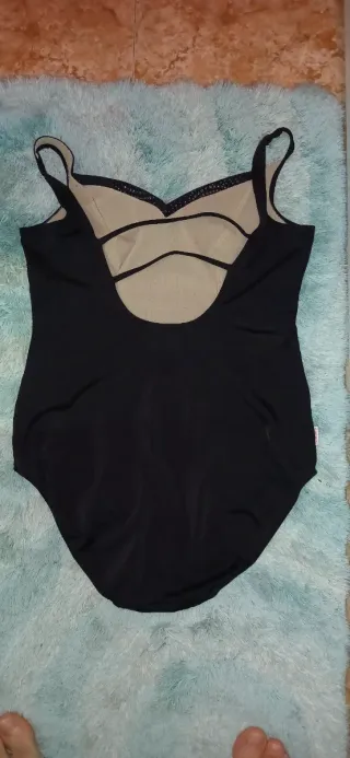 Bañador negro y beige con espalda descubierta