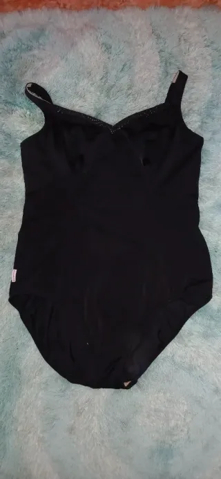 Bañador negro y beige con espalda descubierta