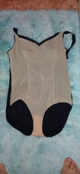 Bañador negro y beige con espalda descubierta