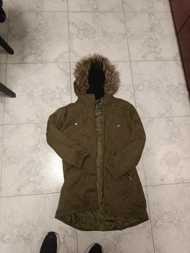 Chaqueta verde con capucha y pelo