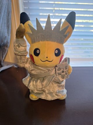 Peluche Pikachu Statue of Liberty NYC