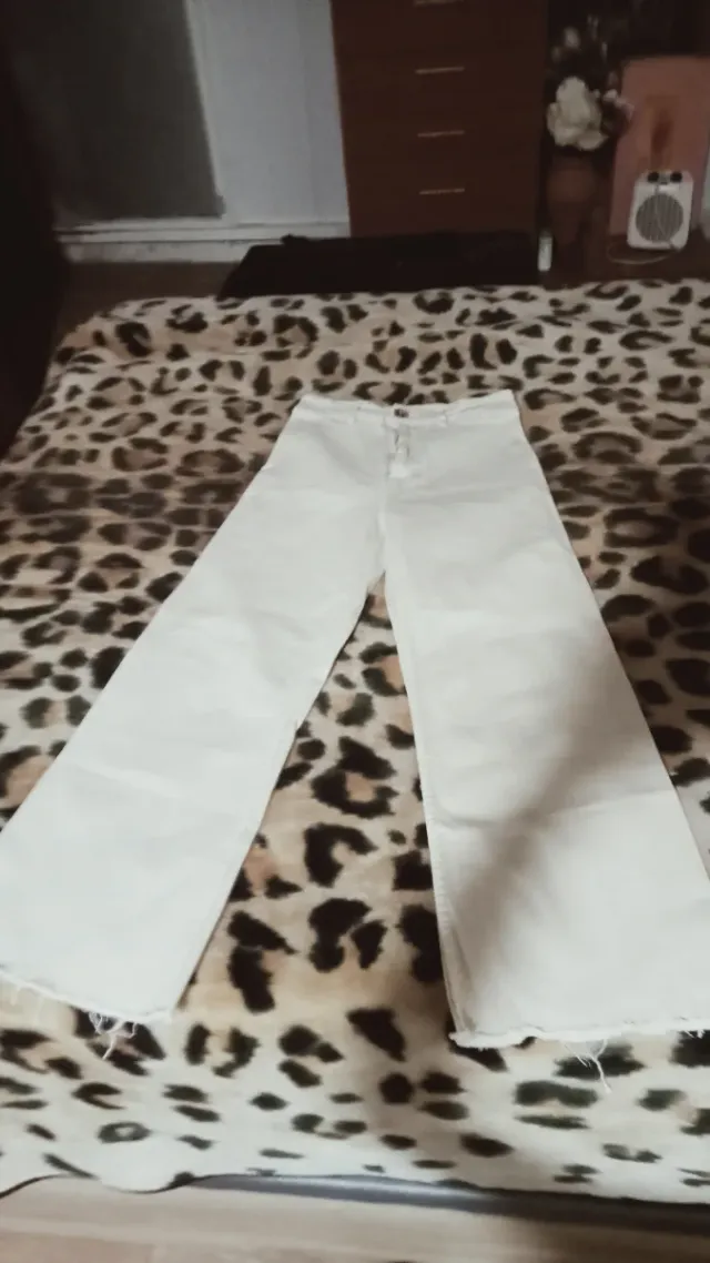 Pantalón pata elefante beige Usado una vez.