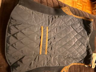 Chaleco Zara azul marino con detalles marrones