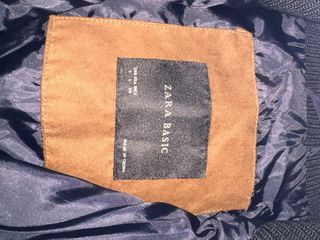 Chaleco Zara azul marino con detalles marrones