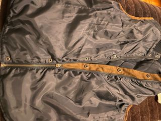 Chaleco Zara azul marino con detalles marrones