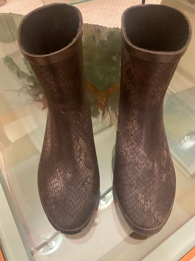 Botas de agua negras y marrones