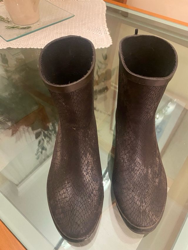 Botas de agua negras y marrones
