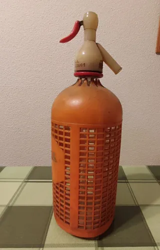 Botella sifón naranja con rejilla