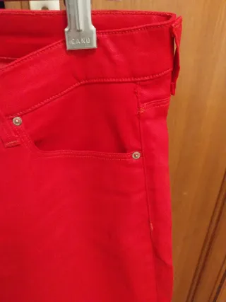 Pantalón pitillo encerado rojo 5 bolsillos