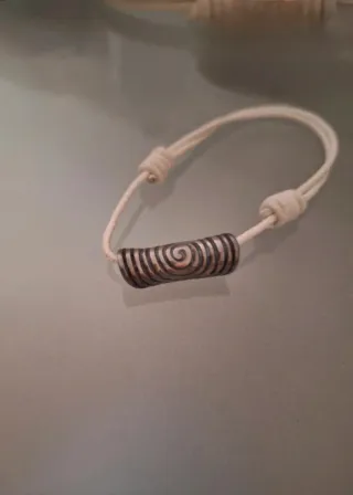 Pulsera con detalle espiral