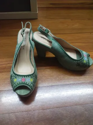 Sandalias verdes bordadas sin estrenar