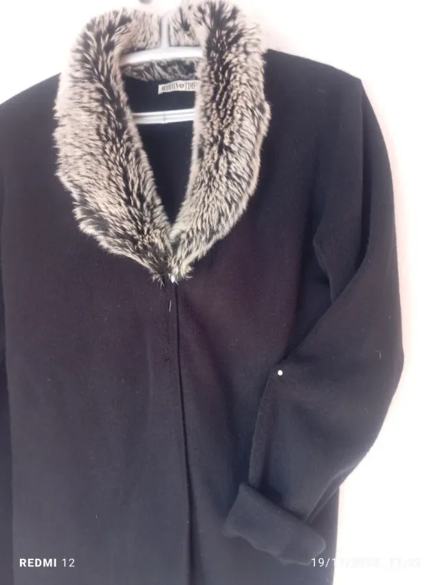 Chaqueta de punto con cuello de pelo