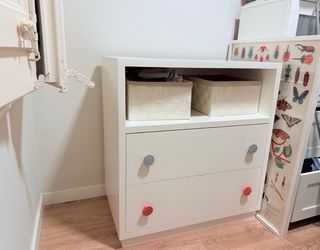 Cómoda de madera, de carpintería, lacada en blanco