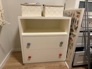 Cómoda de madera, de carpintería, lacada en blanco