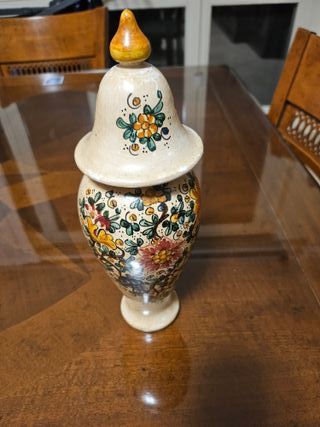 Piccolo vaso decorato in ceramica