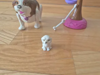 Perros Barbie con árbol (se mueven)